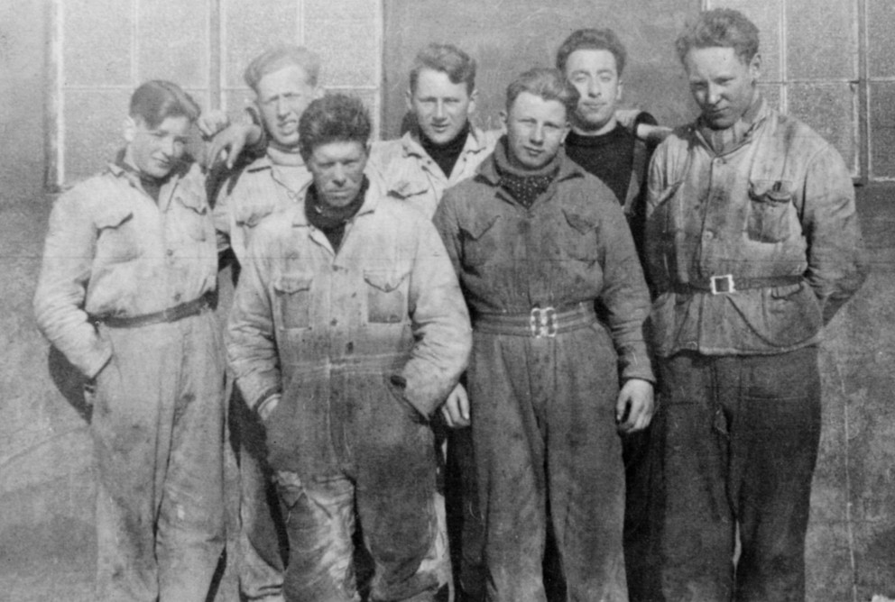 Ungir menn í Bretavinnu á Reykjaskóla veturinn 1940-1941. Frá vinstri: Stefán Jónsson frá Fossi í Staðarhreppi, Haraldur Þorvaldsson frá Þóroddsstöðum, Sæmundur Helgason frá Svertingsstöðum, Sigfús Pétursson frá Borðeyri, Garðar Sigurðsson frá Hvammstanga, Vilhjálmur Ólafsson frá Hlaðhamri og Einar Jónsson frá Tannstaðabakka.