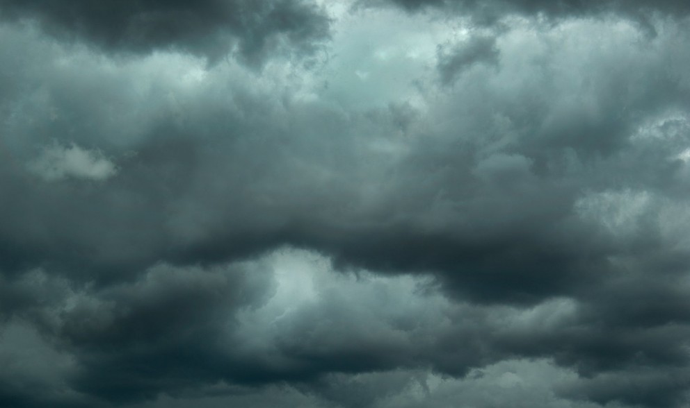 Djúp lægð gengur yfir landið, 18-23 m/s og slydda í nótt.