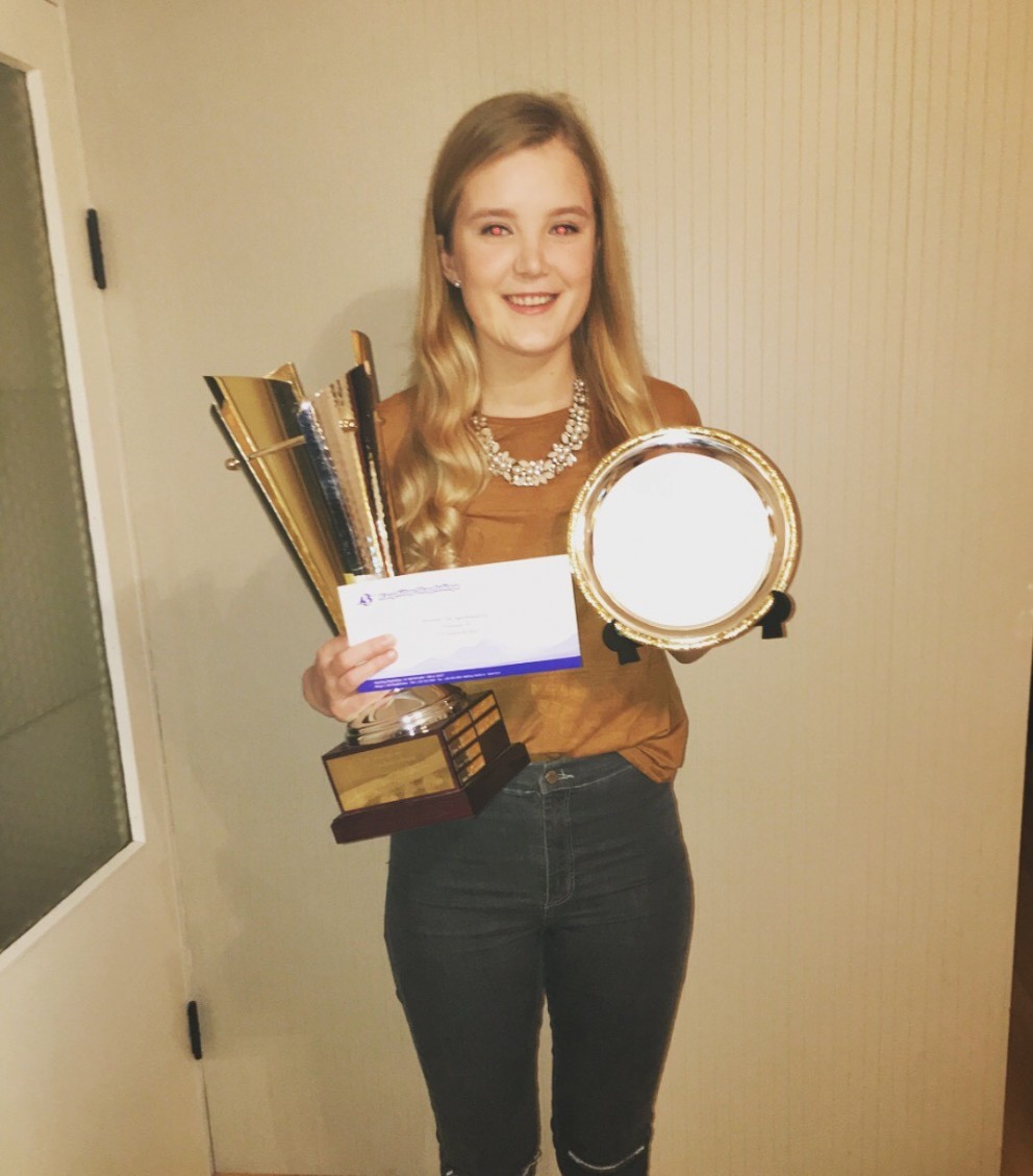 Þóranna Ósk Sigurjónsdóttir hlaut afreksbikar, til minningar um Stefán Guðmundsson fv., stjórnarformann KS og konu hans Hrafnhildi Stefánsdóttur, sl. föstudag. Ljósm./UMSS