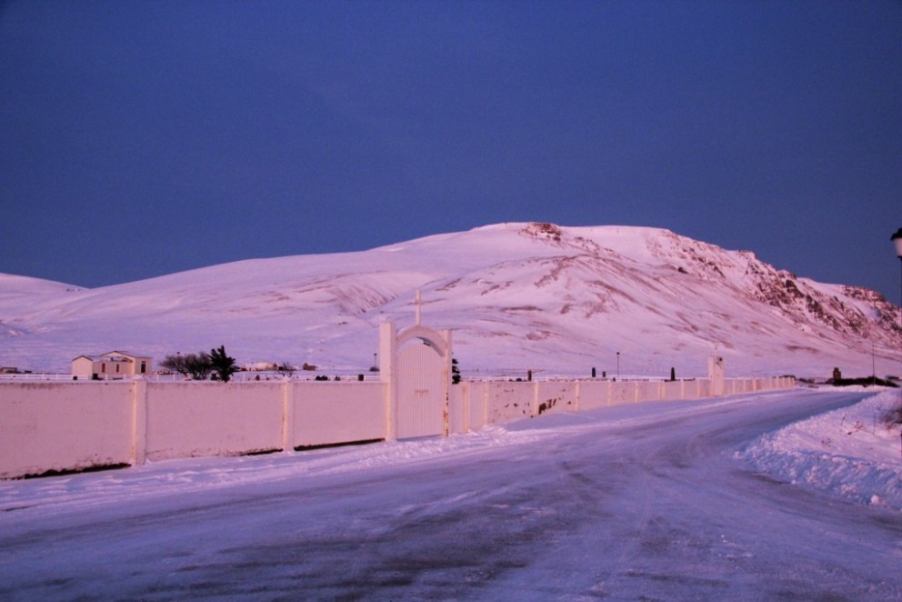 Áformað er að reisa minnismerki, til að heiðra skagfirska rithöfundinn Hannes Pétursson á Nafabrún, austan kirkjugarðs. Ljósm./BÞ