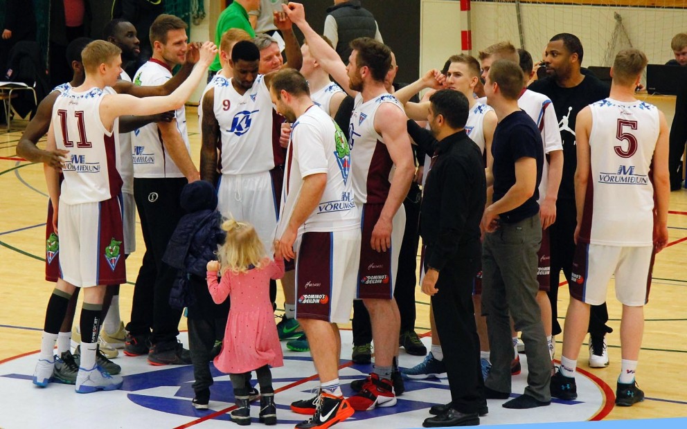 Stólarnir fagna sigri. Hér reyndar í leiknum gegn Snæfelli á dögunum.  MYND: ÓAB