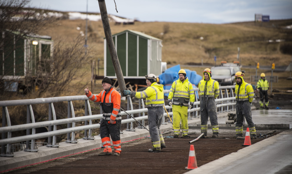 Vegfarendur geta von bráðar ekið þjóðveg 1 um Blöndubrú án nokkurra tafa en búist er við að framkvæmdum þar ljúki á mánudaginn. Mynd: RDJ