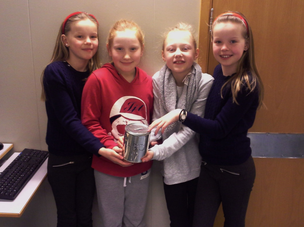 Afhentu ABC barnahjálp peningagjöf