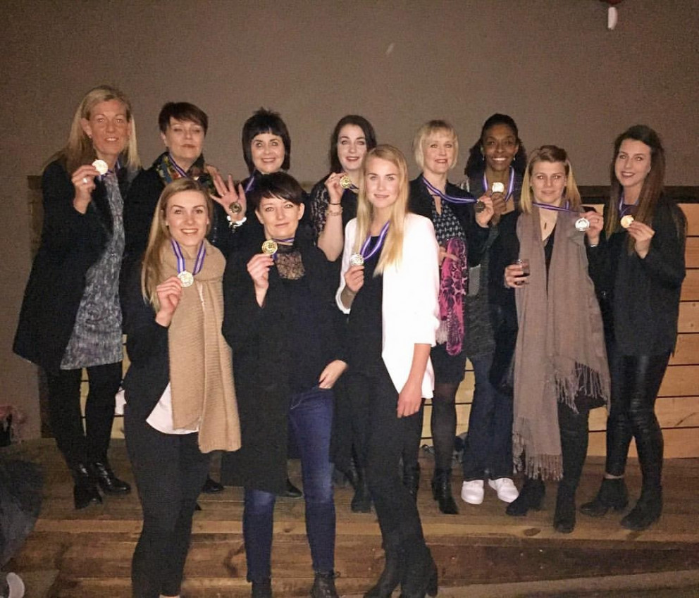Myndatexti. Krækjur með rándýr hálsmen. Aftari röð fv. Ásta Ben, Þórdís Þóris, Sigurlaug Valgarðs, Sandra Hilmars, Una Sig, Cristina Ferreira, Helga Fanney og Vala Hrönn. Fremri: Hrafnhildur Guðna (Rabbý), Steinunn Lárus og Valdýs Ýr Ólafsdóttir. Mynd: Vala Hrönn.