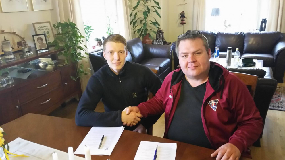 Viðar og Stefán takast í hendur eftir að samningar höfðu verið undirritaðir. Mynd: Aðsend.