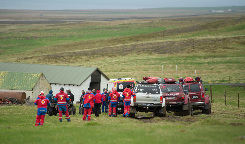 Bera þurfti manninn í börum niður bratta hlíðina þó nokkra vegalengd að björgunarsveitabíl sem flutti hann niður að bænum Brandaskarði þar sem sjúkrabíllinn beið. Mynd Björgunarfélagið Blanda.