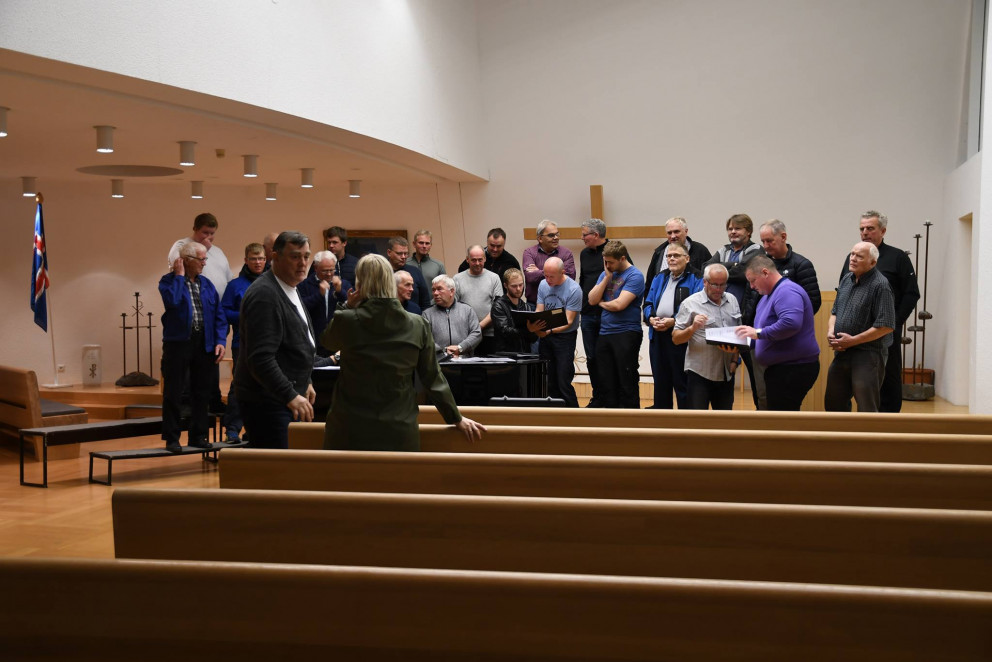 Karlakórinn á æfingu í Blönduóskirkju. Mynd: Höskuldur B. Erlingsson.