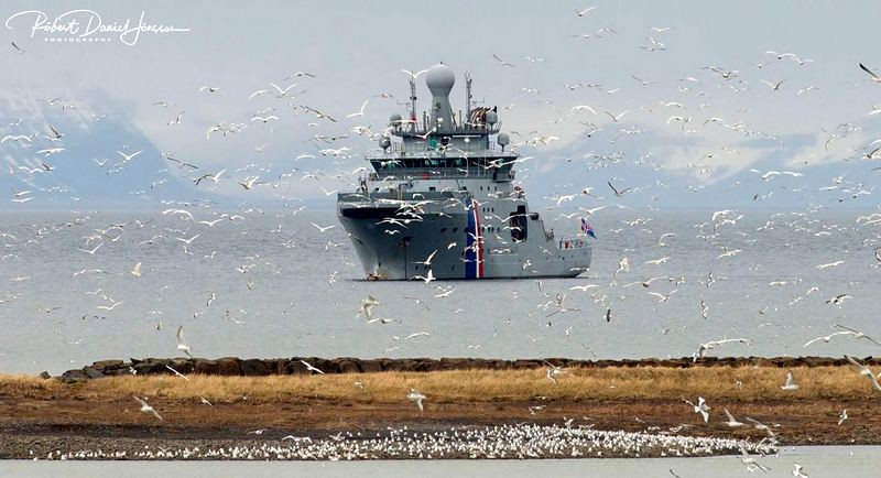 Varðskipið Þór, flaggskip Landhelgisgæslunnar, fyrir utan Blönduós. Mynd: Róbert Daníel Jónsson.