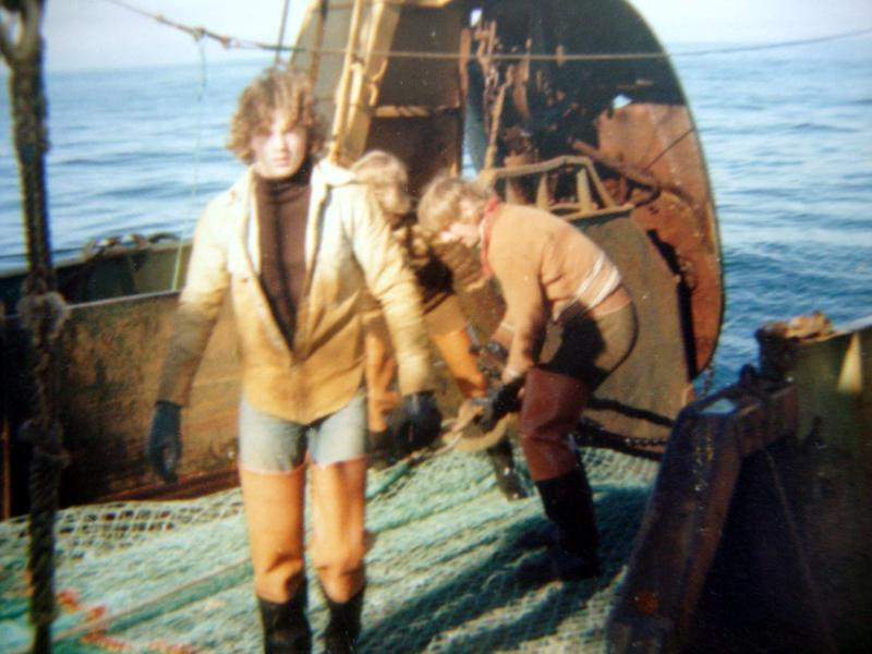 Ungur Árni á sjó, berhöfðaður og í bússum. Mynd: Ingólfur Guðmundsson.