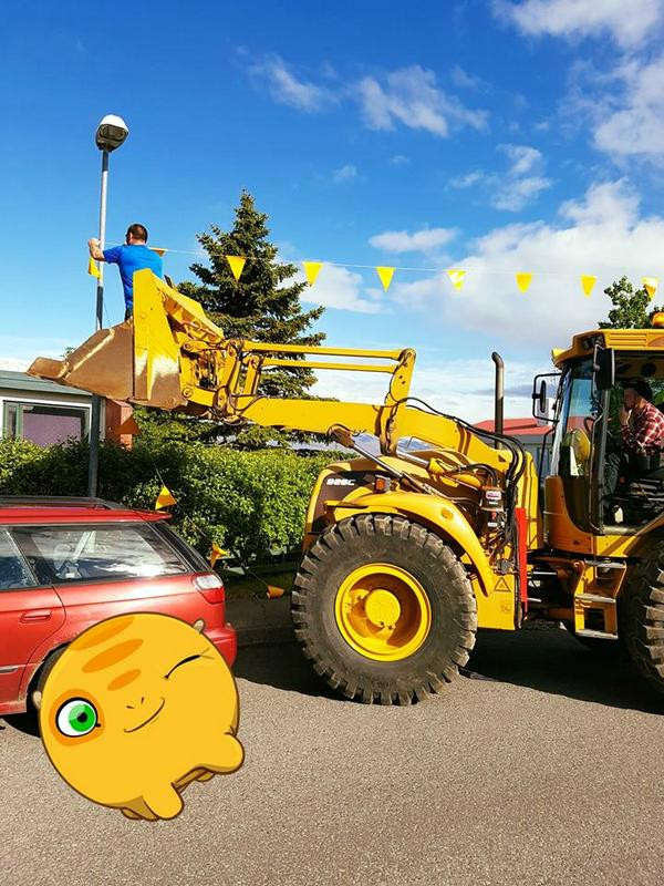 Hér er verið að skreyta eins og lög gera ráð fyrir. Mynd af FB-síðu Lummudaga.