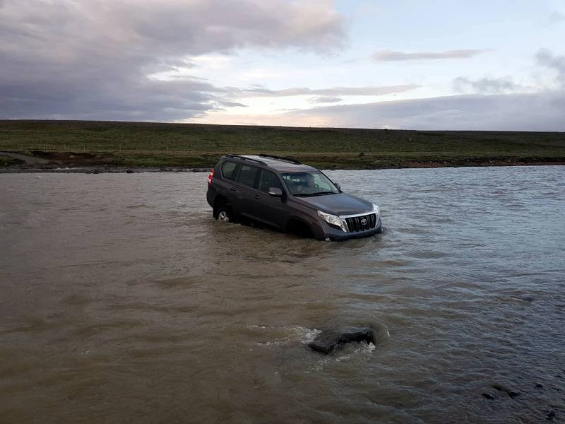 Jeppinn sat fastur á steini í miðju Blönduvaði. Mynd: Facebooksíða Björgunarfélagsins Blöndu.