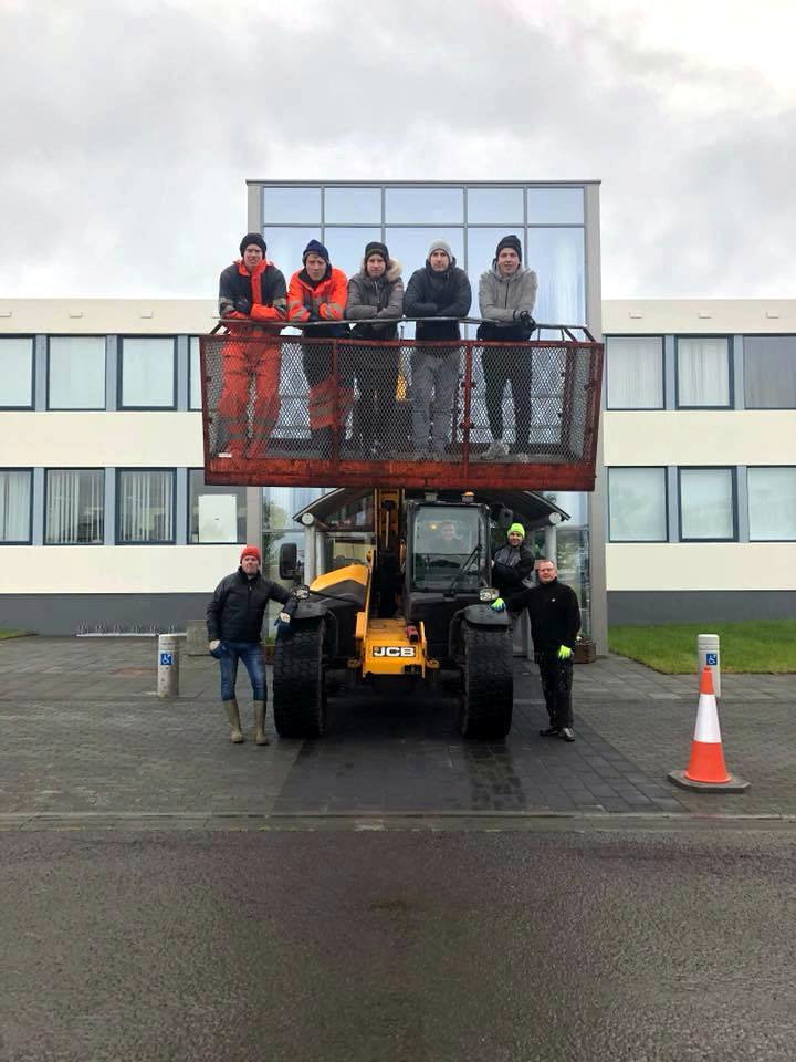 Hópurinn klár í gluggaþvott. Mynd: FB síða Körfuknattleiksdeildarinnar.