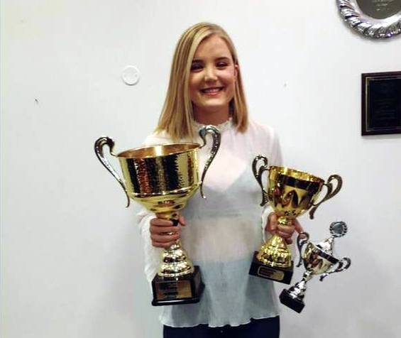 Þóranna Ósk hlaðin verðlaunum. Mynd af FB.