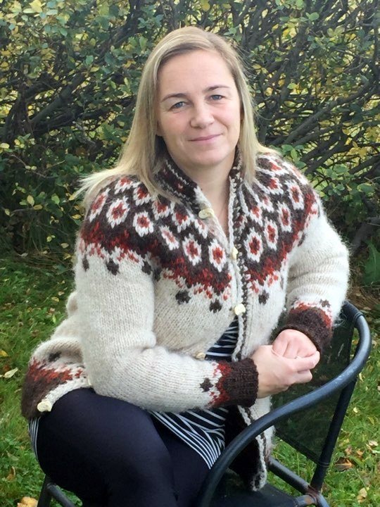 Ragnheiður í peysu sem hún prjónaði á sig. Myndir úr einkasafni.