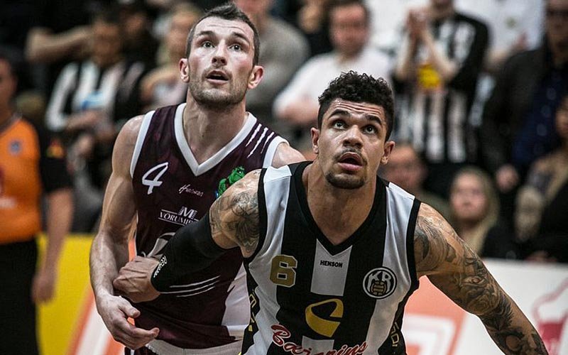 Axel Kára og Kristófer Acox einbeittir í úrslitakeppninni í vor. MYND: HJALTI ÁRNA