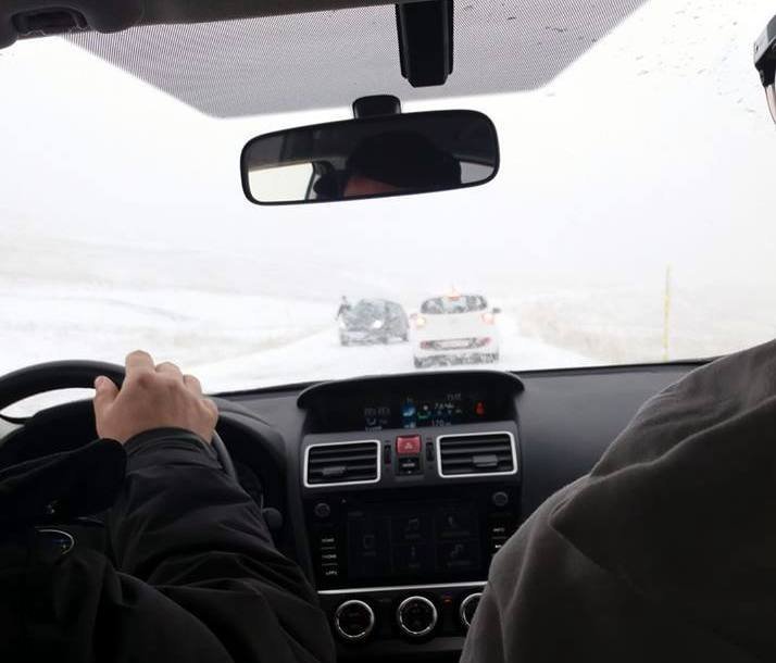 Ökumenn í vandræðum í Bakkaselsbrekkunni í morgun. Mynd: Hafdís Skúladóttir.