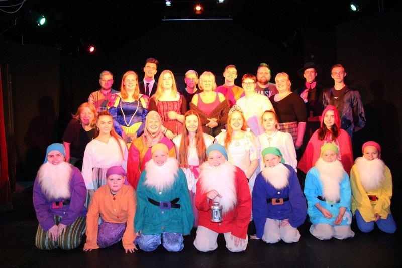 Leikhópurinn ásamt leikstjóra. Mynd:PF