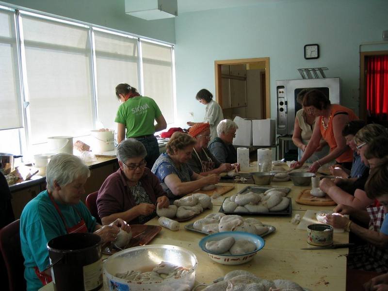 Margar hendur vinna létt verk. Saumað af kappi fyrir iðrin. Aðsend mynd.