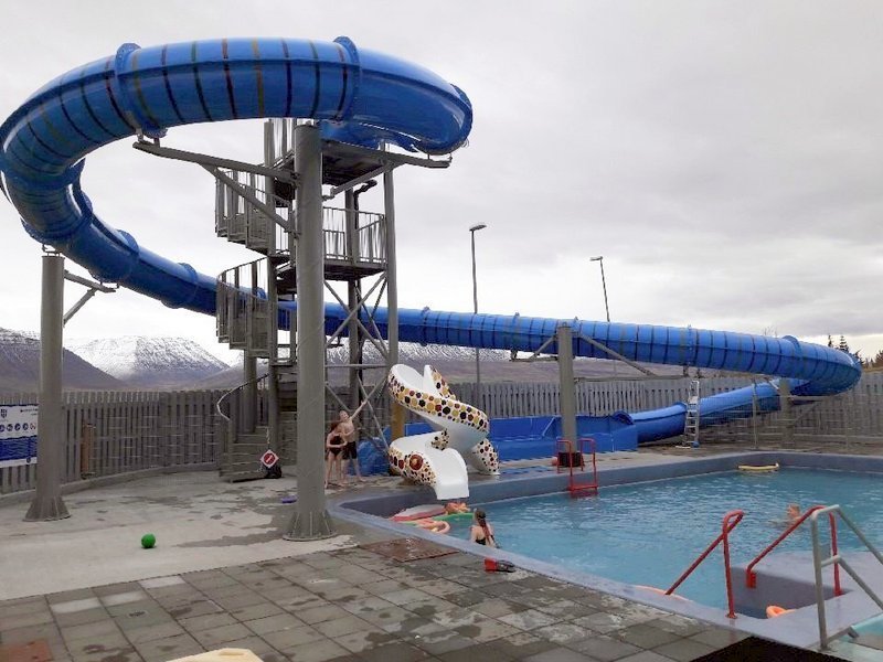 Ný og glæsileg rennibraut við sundlaugina í Varmahlíð. Mynd: Skagafjörður.is.