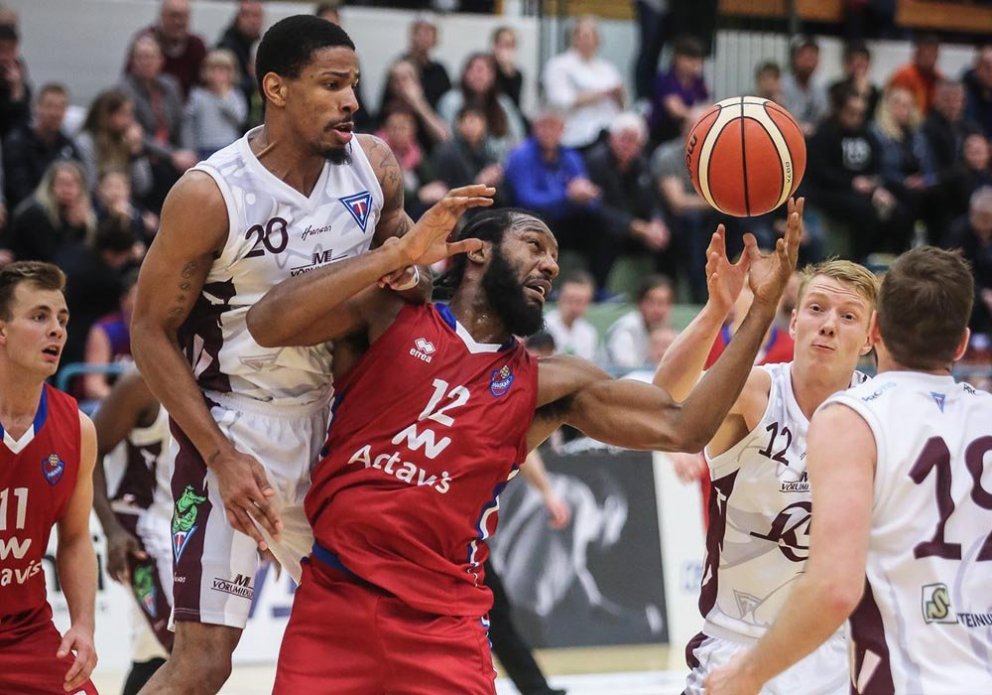 Urald King og Marques Oliver í baráttunni. Viðar og Brilli á næstu grösum. MYND: HJALTI ÁRNA