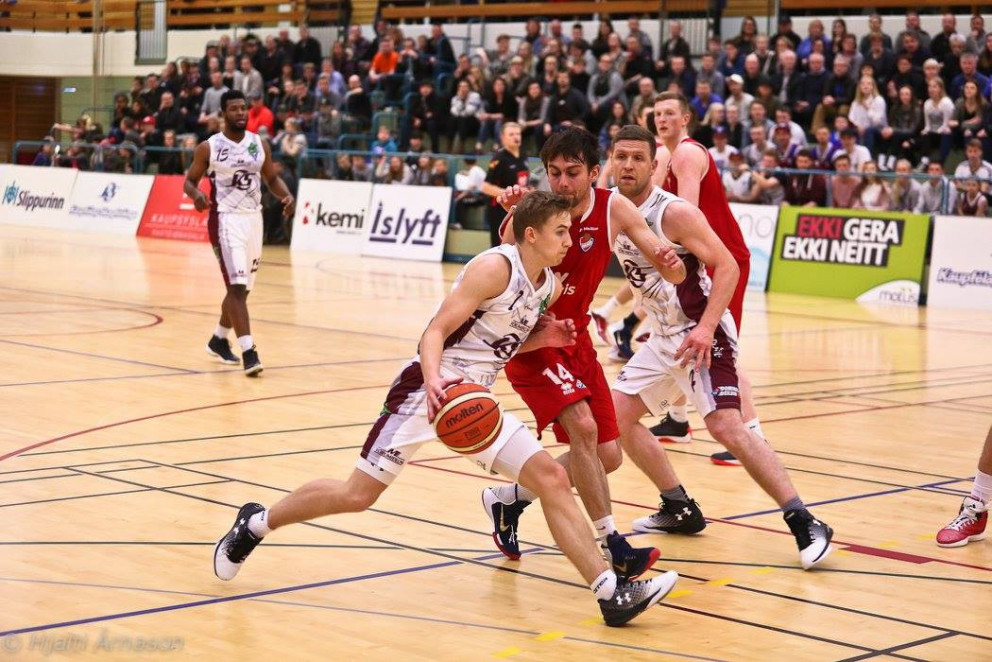 Pétur og Emil Barja í baráttunni í kvöld.  MYND: HJALTI ÁRNA