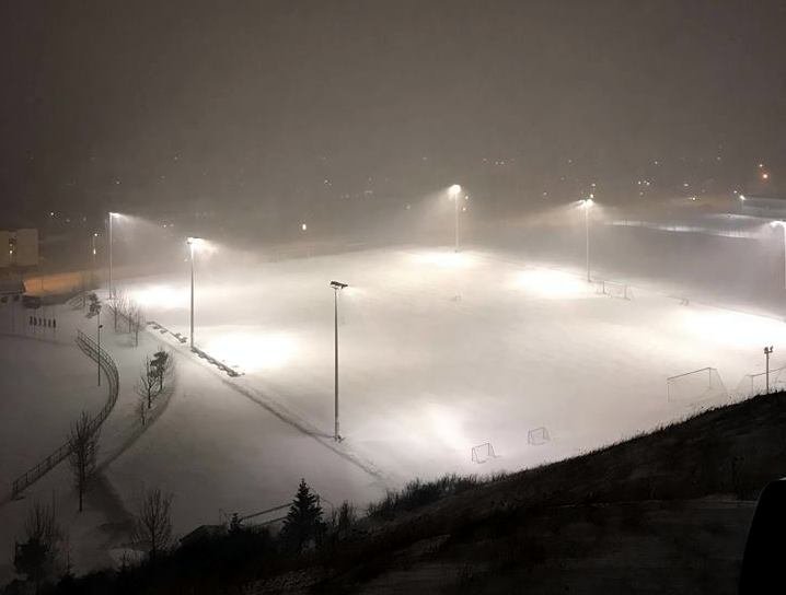 Feykir fékk senda þessa mynd sem sýnir hvítan gervigrasvöllinn á Sauðárkróki.