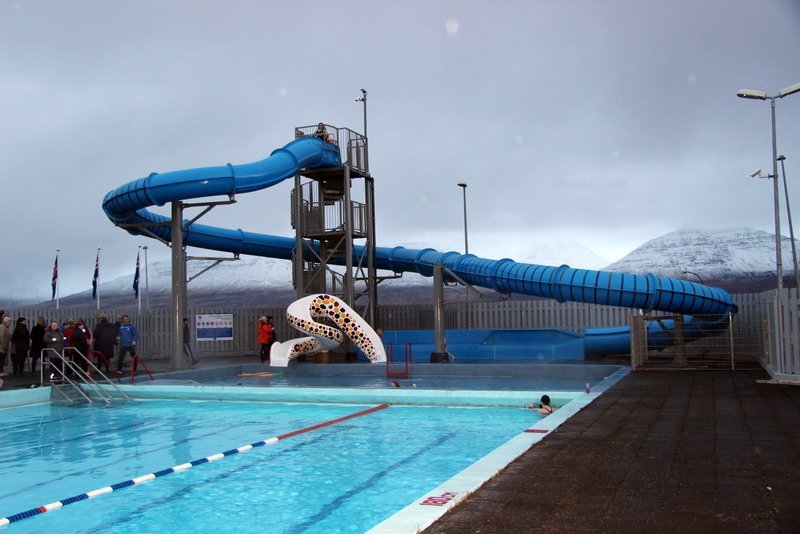 Loka þurfti sundlauginni í Varmahlíð þegar kalda vatnið hætti að renna. Mynd: PF.