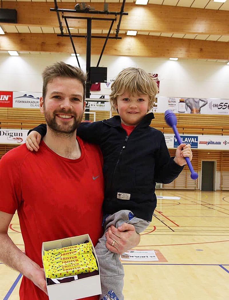 Brynjar ásamt syni sínum og gjöfinni góðu. MYND: KKD. TINDASTÓLS