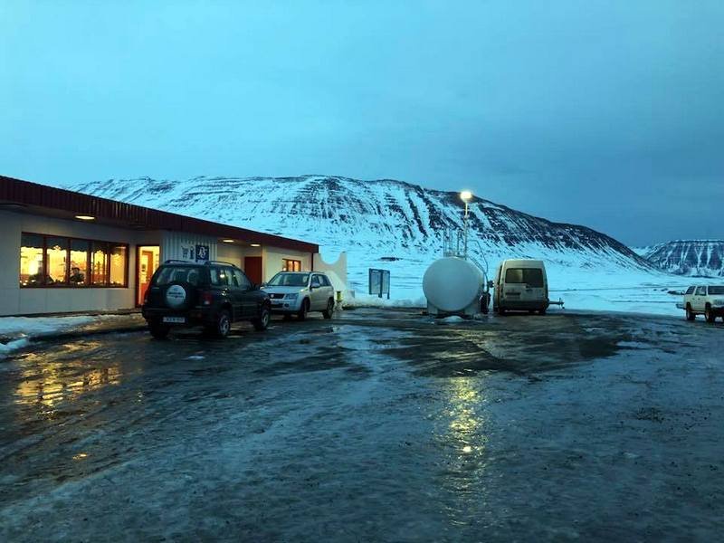 Nýi tankurinn kominn upp. Mynd:Facebooksíðan Verslunin Ketilási.