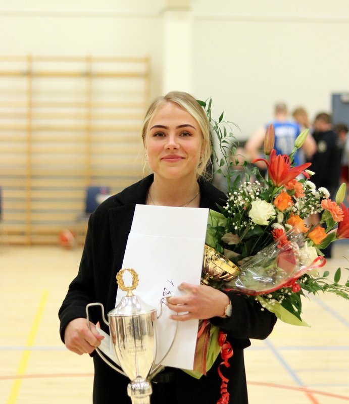 Perla Ruth Albertsdóttir, með viðurkenningu sem íþróttamaður USVH. Mynd: USVH.