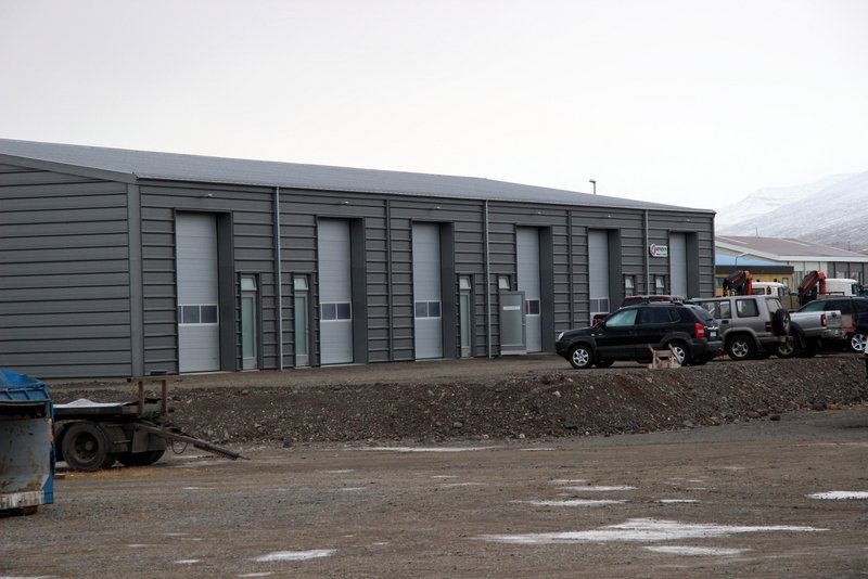 Í bili tvö og þrjú frá vinstri voru geymslur Byggðasafnsins áætlaðar. Leikfélagið er nú komið í bil þrjú sem er við hlið Áka bifreiðaþjónustu þar sem dyrnar standa opnar. Mynd: PF.