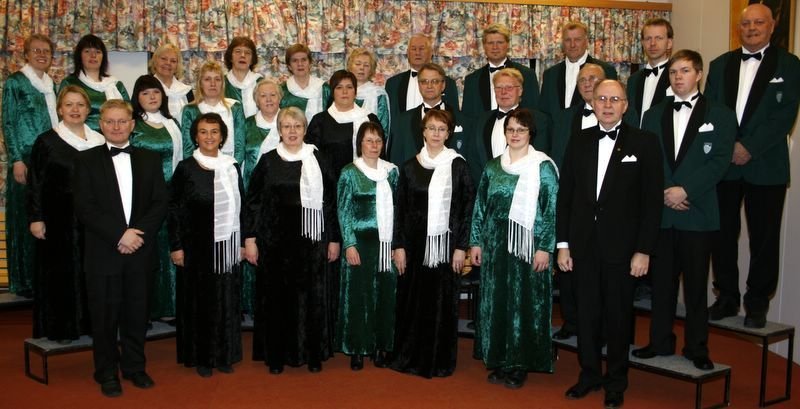 Rökkurkórinn ásamt stjórnanda sínum, Thomasi Higgerson.