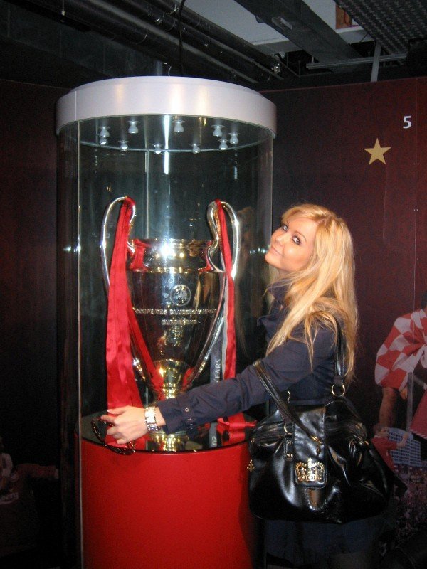 Hér knúsar Sunna Meistaradeildarbikarinn sem hún og Liverpool unnu árið 2005.