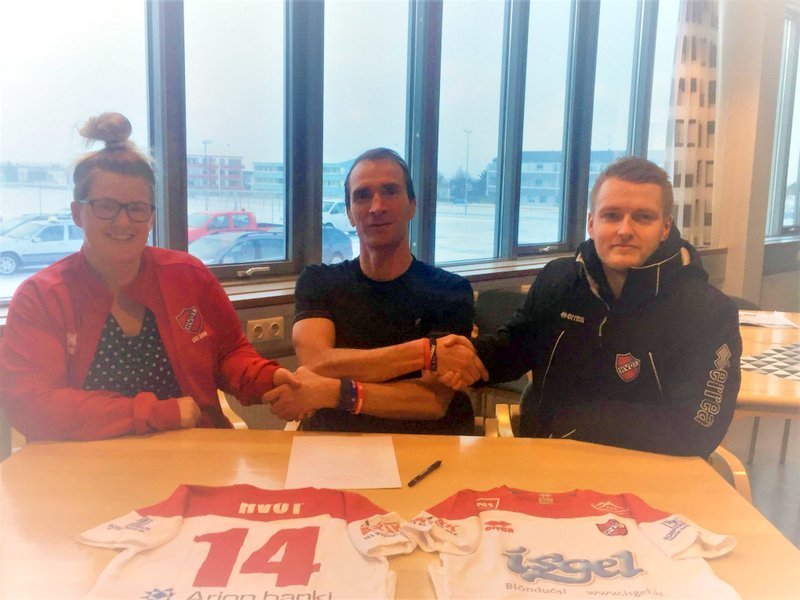 Lee Ann Bjarki og Hámundur Örn handsala samninginn við þjálfarann. Mynd:FB knattspd. Hvatar.