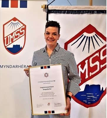 Klara Helgadóttir formaður UMSS 
með viðurkenninguna góðu, Fyrirmyndarhérað ÍSÍ. Mynd: UMSS.