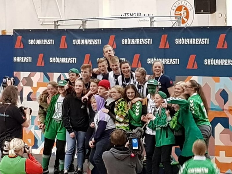 Lið Varmahlíðarskóla fagnar frábærum árangri. Mynd af Faebooksíðu skólans.