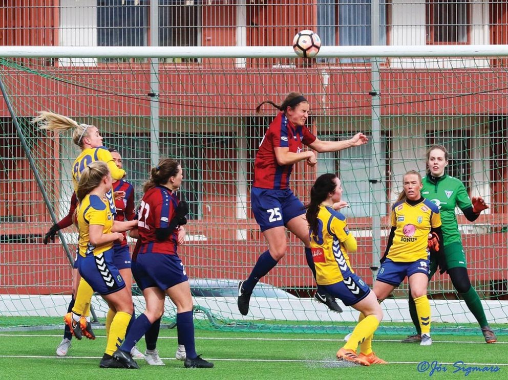 Murr skallar frá marki Tindastóls í leiknum gegn Fjölni. MYND: JÓI SIGMARS