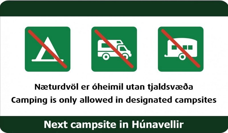 Dæmi um skiltin sem vísa á næsta tjaldsvæði. Mynd af vef SSNV.
