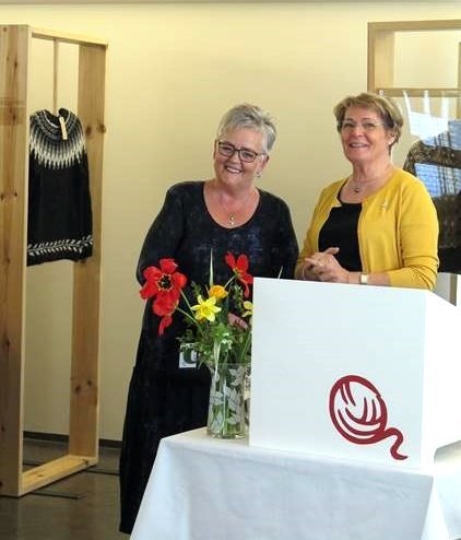 Björg Baldursdóttir, kvæðakona, og Elín S. Sigurðardóttir, safnstjóri, við opnunina. Aðsendar myndir.