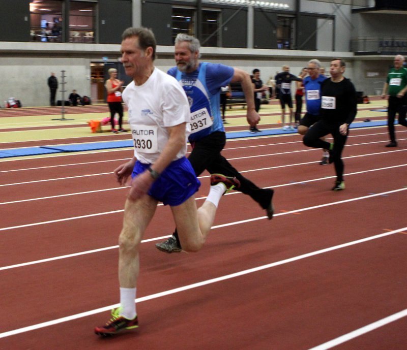 Karl sprettir úr spori í 60 m hlaupi í vetur. Mynd af Facebooksíðu Meistaramóts öldunga.