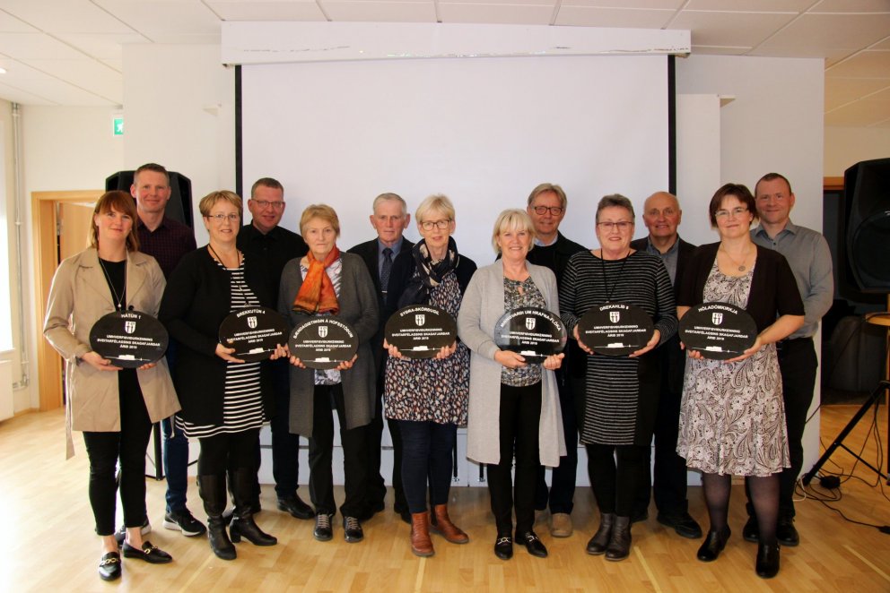 Myndarlegur hópur verðlaunahafa: Fv. Helga Sjöfn Helgadóttir, Gunnlaugur Hrafn Jónsson, Margrét Grétarsdóttir, Páll Sighvatsson, Elínborg Bessadóttir, Vésteinn Vésteinsson, Ingibjörg Sigfúsdóttir sem tók við skildinum fyrir hönd Ásdísar Sigurjónsdóttur, Herdís Sæmundardóttir, Guðmundur Ragnarsson, Ásta P. Ragnarsdóttir, Magnús Sverrissona, Laufey Guðmundsdóttir og Jóhann Bjarnason. Mynd PF. Aðrar myndir aðsendar.