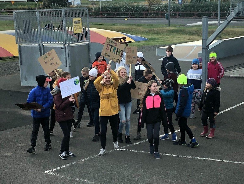Nemendur og starfsfólk Blönduskóla í loftslagsverkfalli. Myndir: Lee Ann Maginnis.