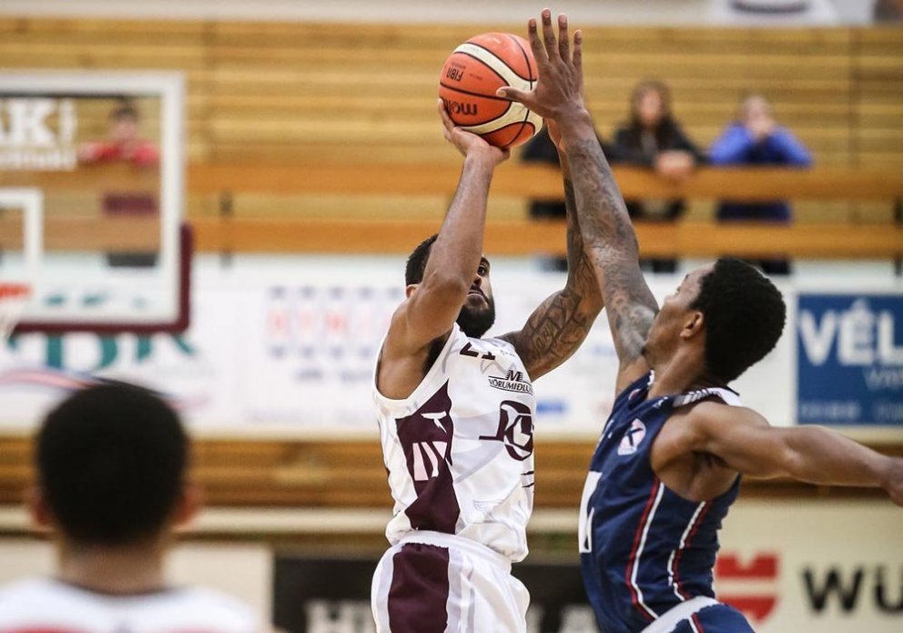 Simmons tekur skot. MYND: HJALTI ÁRNA