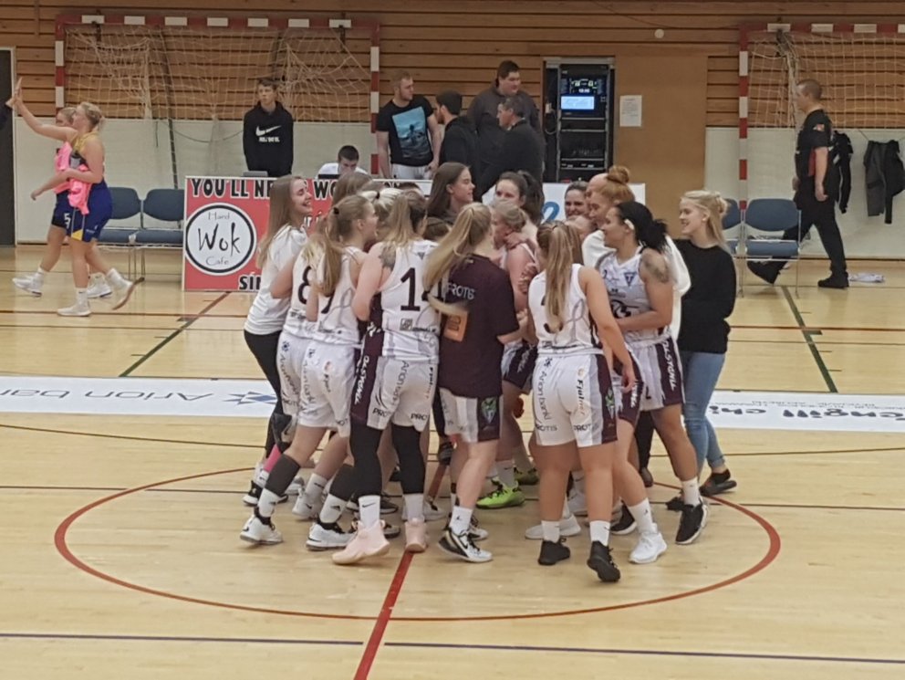 Stólastúlkur að fagna sigrinum. Mynd:SG