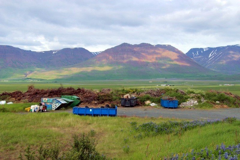 Í ár verður unnið að uppbyggingu gámasvæðis við Varmahlíð en fyrir áramót var
skrifað undir verksamning við lægstbjóðanda vegna verksins. Einnig er stefnt á að klára hönnun og hefja vinnu við samskonar svæði á Hofsósi á þessu ári segir í svari byggðarráðs Svf. Skagafjarðar til Álfhildar Leifsdóttur.