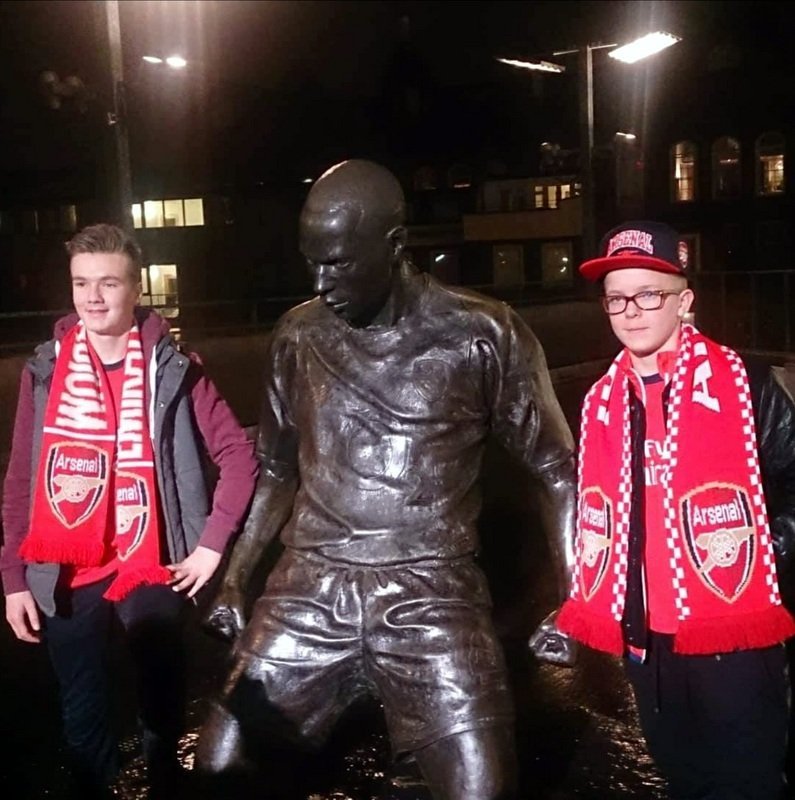 Frændurnir Jónas Aron Ólafsson og Jóhann Daði Gíslason með steingerðum Thierry Henry árið 2014. Aðsend mynd.