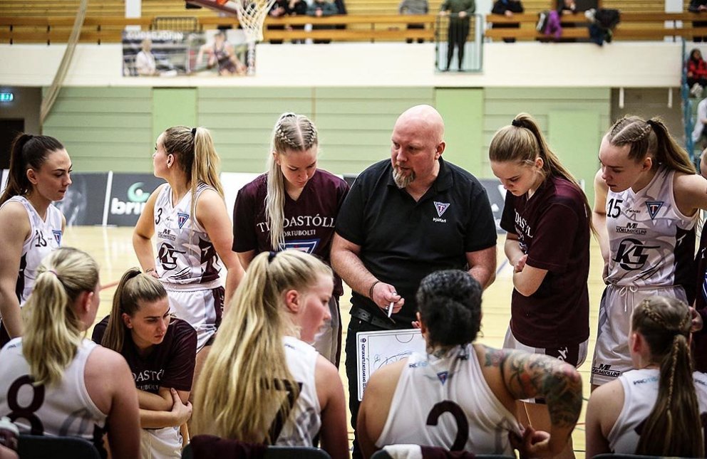 Árni og Stólastúlkur ráða ráðum sínum gegn Fjölni fyrr í vetur. MYND: HJALTI ÁRNA