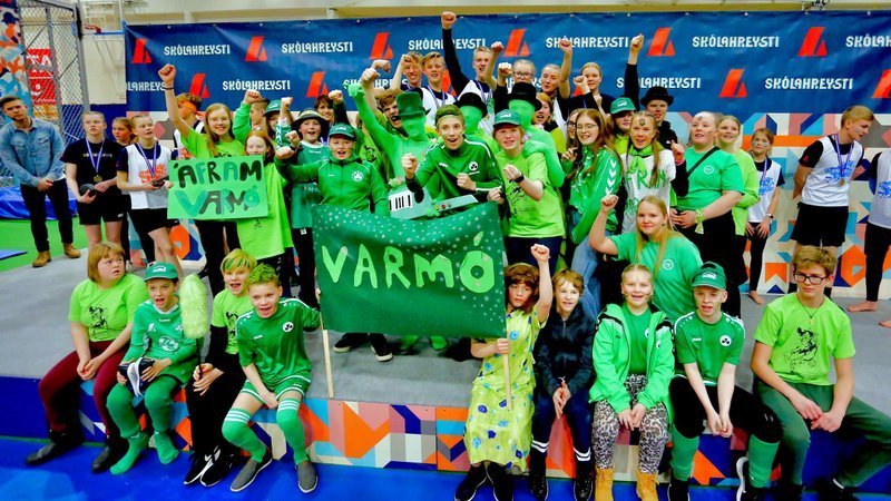 Sigurlið Varmahliðarskóla ásamt grænklæddum stuðningsmönnum. Mynd:skolahreysti.is