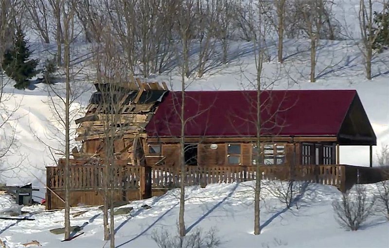 Sumarbústaðurinn er mikið skemmdur. SKJÁSKOT ÚR FRÉTT SJÓNVARPS