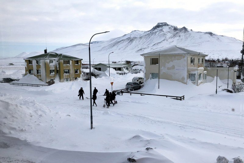 Nemendur halda af stað í snjómokstur. Mynd: Ástrós Elísdóttir